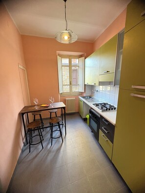 Réfrigérateur, plaque de cuisson, cafetière/bouilloire