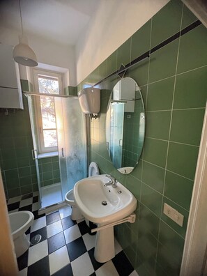 Douche, sèche-cheveux, bidet, serviettes fournies