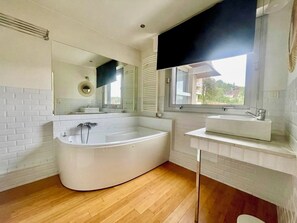 Shower, free toiletries, towels