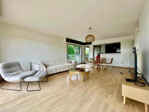 TV - Le Papillon,  F3 moderne avec terrasse et parking (Mont-Saint-Aignan)