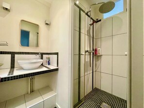 Shower, free toiletries, towels - Le Papillon,  F3 moderne avec terrasse et parking (Mont-Saint-Aignan)