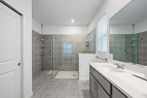 Shower, hair dryer, towels - New Welcoming Resort Home w/ Private Pool, sleeps 20 (Kissimmee)