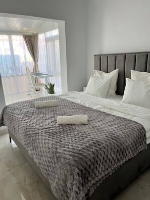 Escritorio, tabla de planchar con plancha, wifi gratis y ropa de cama