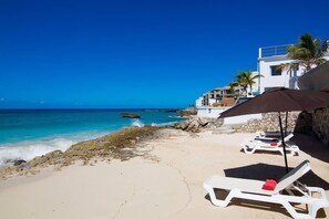 On the beach - Mary's Beach House 4 bedrooms (Saint Martin)