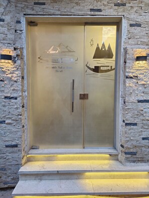 Vista frontal de la propiedad