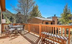 Outdoor dining - Cozy River Cabin, Minutes from Downtown and Rocky Mountain National Park (Estes Park)