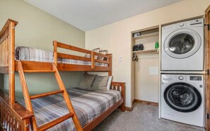 2 bedrooms, iron/ironing board, free WiFi, bed sheets - Cozy River Cabin, Minutes from Downtown and Rocky Mountain National Park (Estes Park)