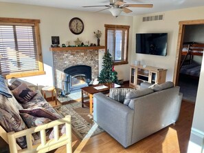 TV, fireplace
