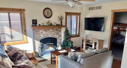 Cozy River Cabin, Minutes from Downtown and Rocky Mountain National Park