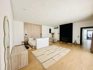 Tabla de planchar con plancha, wifi y ropa de cama 