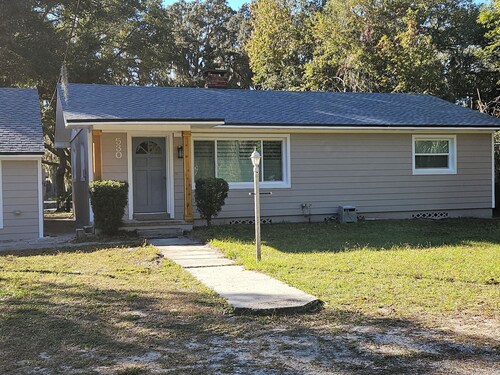 2-bedroom house in beautiful Lake Helen with air conditioning