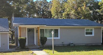 2-bedroom house in beautiful Lake Helen with air conditioning