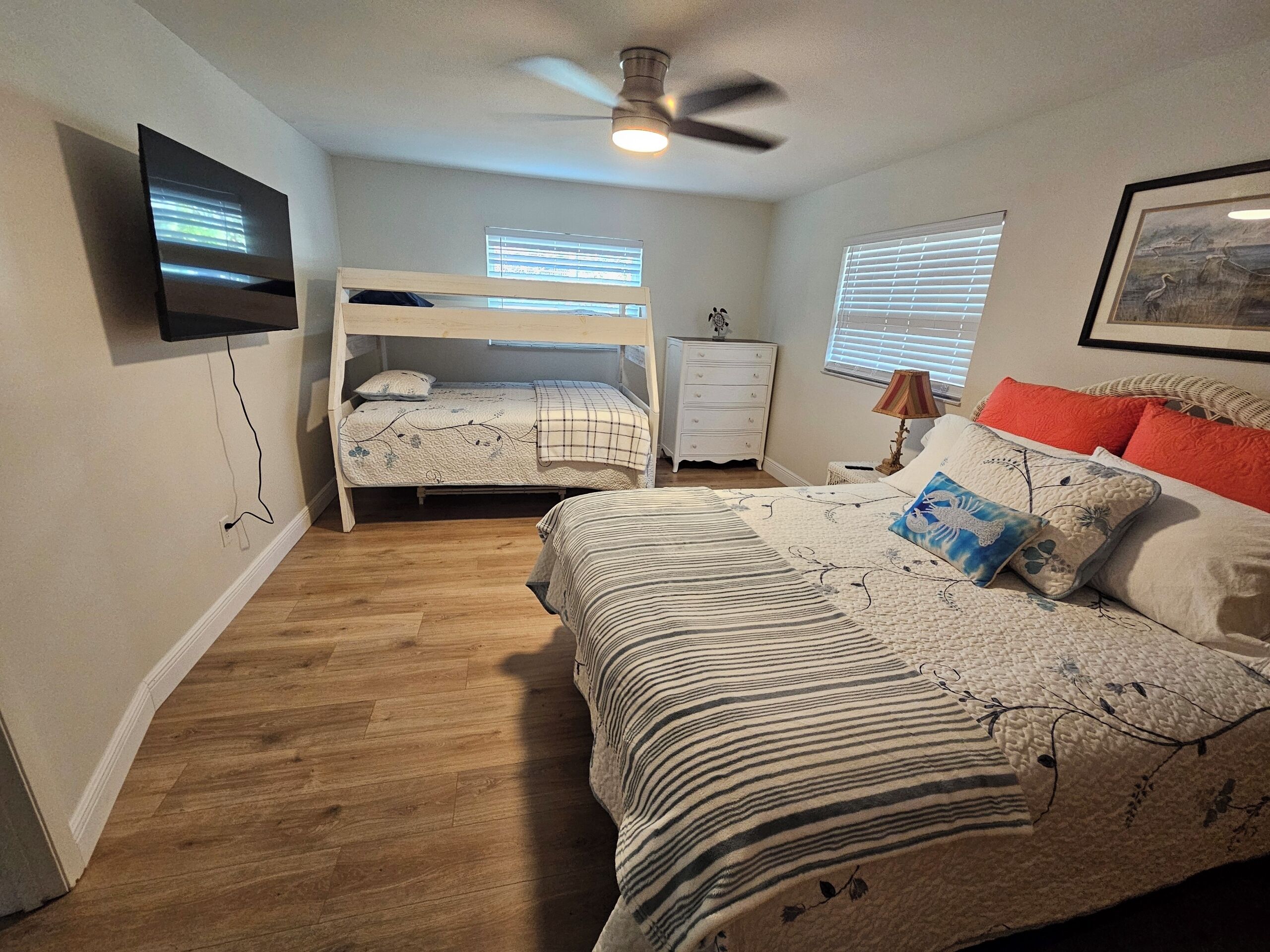 2 bedrooms, desk, WiFi (free), bed sheets
