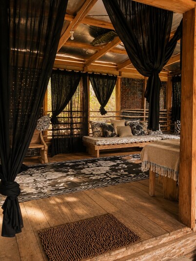 Aore Island Beach Tree House, 10mins to Santo island. Studio sleeps 5