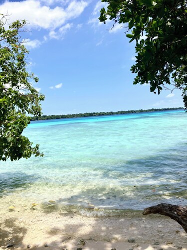 Aore Beach Tree House, 10mins to Santo island. Studio sleeps 5