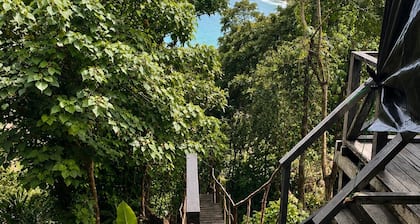 Aore Island Beach Tree House, 10mins to Santo island. Studio sleeps 5