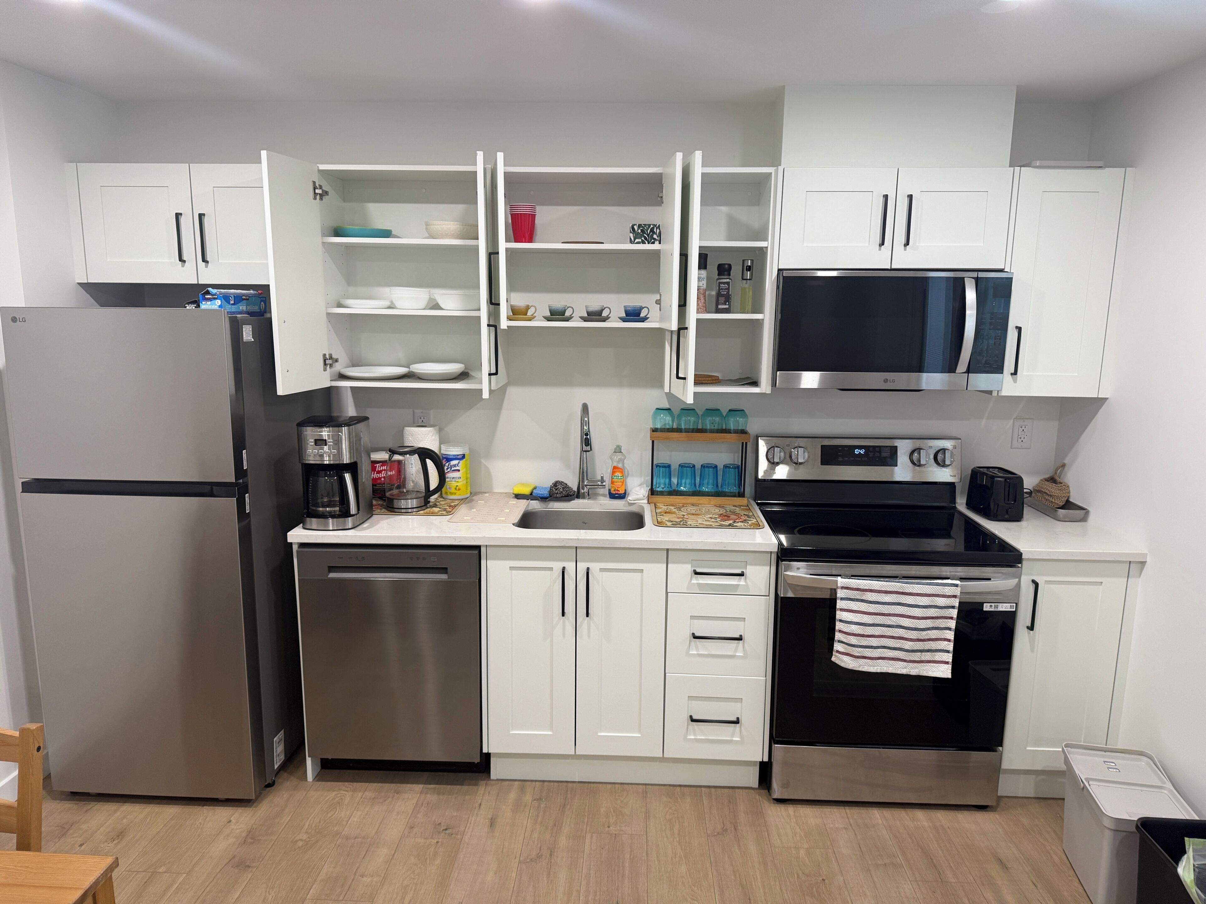 Kylskåp, mikrovågsugn, ugn och diskmaskin