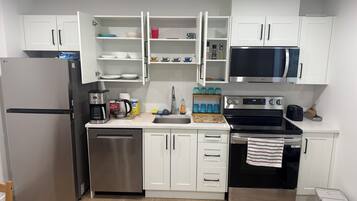 Kylskåp, mikrovågsugn, ugn och diskmaskin