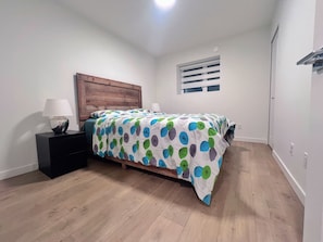 Iron/ironing board, internet - Warm space awaits your experience ! 10minutes walk to reach Langley centre. (Langley Township)