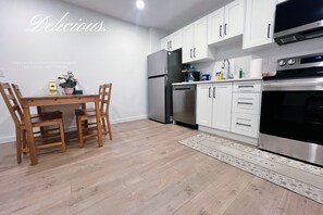 Microwave, oven, dishwasher - Warm space awaits your experience ! 10minutes walk to reach Langley centre. (Langley Township)