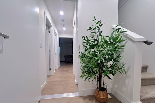 Warm space awaits your experience ! 10minutes walk to reach Langley centre.