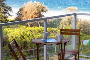 Outdoor dining - Royal Surf - Beach Front Paradise (Narrabeen)