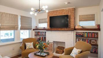 Een smart-tv, boeken, een muziekbibliotheek en een filmbibliotheek