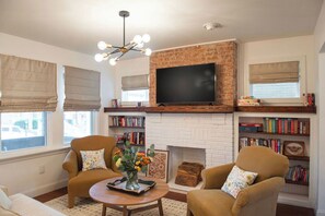 Een smart-tv, boeken, een muziekbibliotheek en een filmbibliotheek