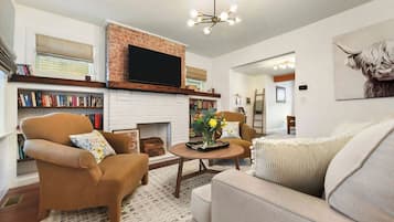 Een smart-tv, boeken, een muziekbibliotheek en een filmbibliotheek