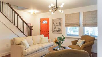 Een smart-tv, boeken, een muziekbibliotheek en een filmbibliotheek