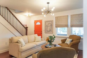 Een smart-tv, boeken, een muziekbibliotheek en een filmbibliotheek