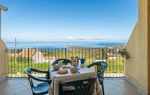 Outdoor dining - Amazing apartment in Trinità d'Agultu e Vig with outdoor swimming pool (Trinità d'Agultu e Vig)