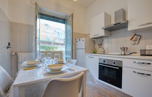 Fridge, oven, cookware/dishes/utensils - 2 bedroom awesome apartment in Genova (Genova)