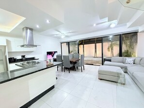 Smart TV - Family house with jacuzzi in residential Cancun, Excellent location (Cancún)