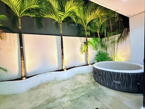 Outdoor spa tub - Family house with jacuzzi in residential Cancun, Excellent location (Cancún)