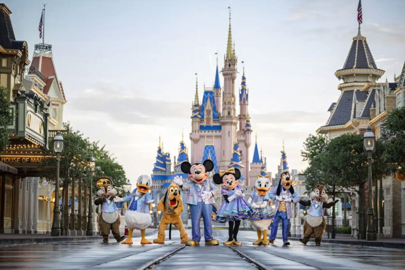 Un grupo de personajes de Disney frente a un castillo.
