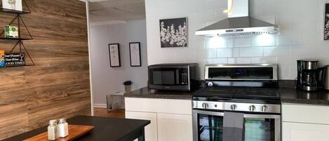 Een koelkast, een microgolfoven, een oven, een kookplaat