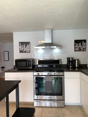 Fridge, microwave, oven, stovetop - 1930`s historical home downtown Orlando walkable (Orlando)
