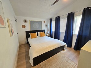 Työpöytä, silitysrauta/-lauta, vauvan matkasänky, Wi-Fi