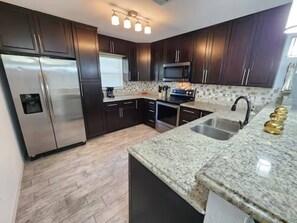 Fridge, microwave, oven, stovetop - CasaDelaney DT Sodo district. Renovated Sleeps 16 (Orlando)