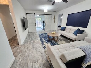 TV - CasaDelaney DT Sodo district. Renovated Sleeps 16 (Orlando)