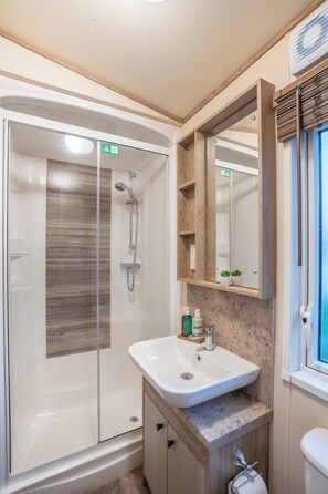 Hair dryer, towels - Luxury Caravan Seton Sands Resort | 2 Min to Beach | Starlink Fast WiFI (Seton sands)