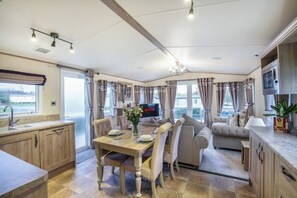 Dining - Luxury Caravan Seton Sands Resort | 2 Min to Beach | Starlink Fast WiFI (Seton sands)