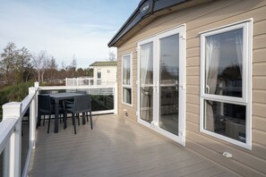 Outdoor dining - Luxury Caravan Seton Sands Resort | 2 Min to Beach | Starlink Fast WiFI (Seton sands)