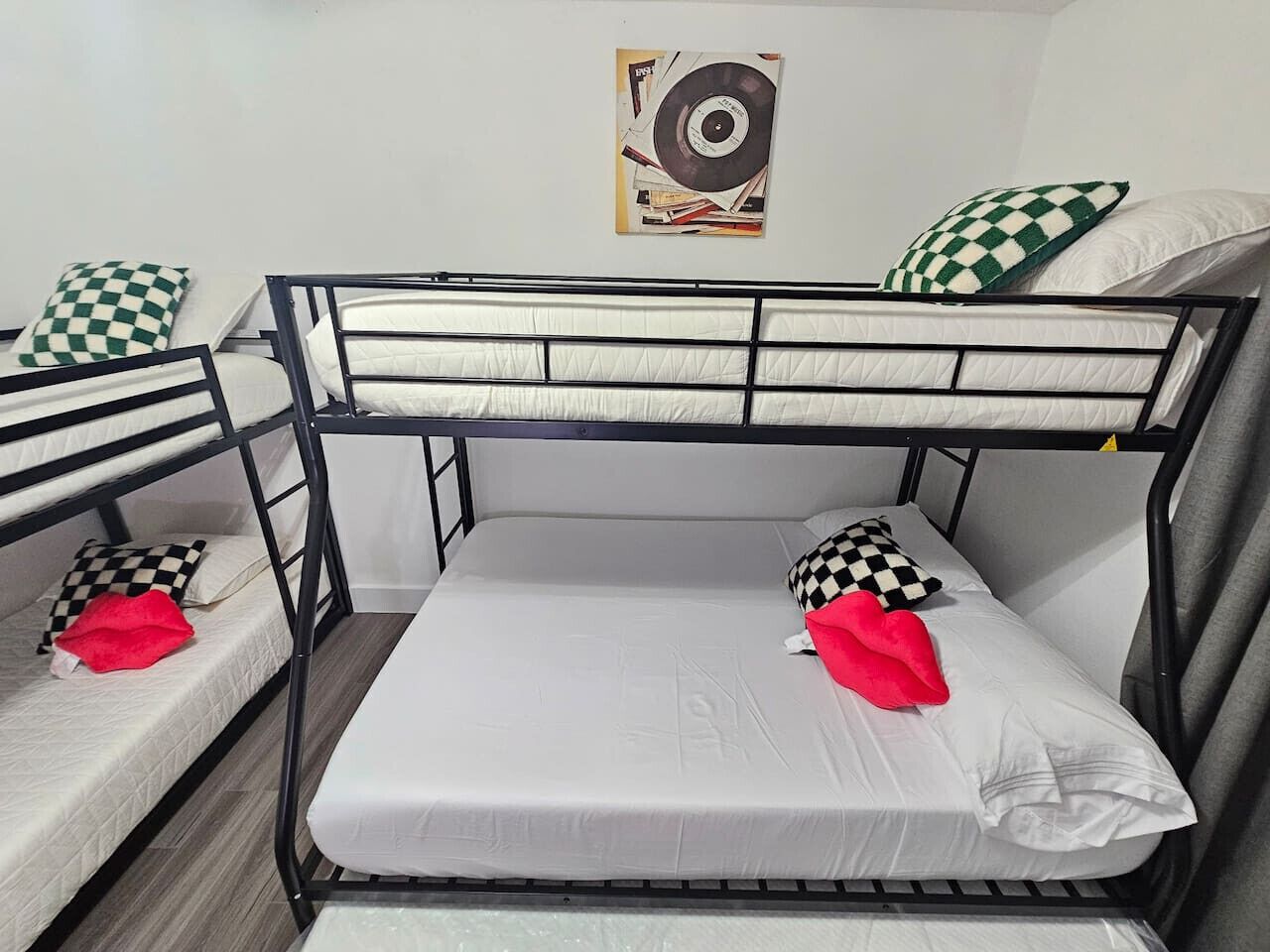 Ein Etagenbett mit zwei Schlafstellen, jeweils mit Matratze und Kissen.
