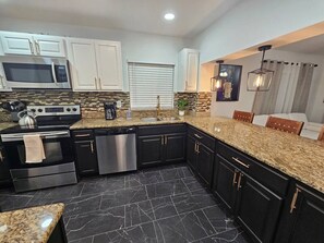 冷蔵庫、電子レンジ、オーブン、コンロ