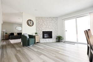 Televisión y chimenea