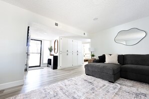 Televisión y chimenea