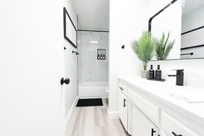 Sèche-cheveux, serviettes fournies