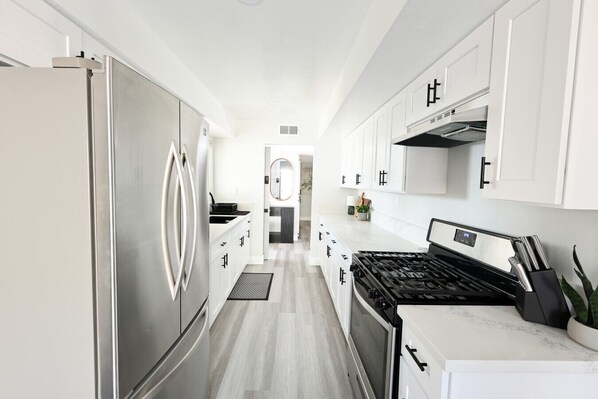 Refrigerador, microondas, horno y parrilla de estufa